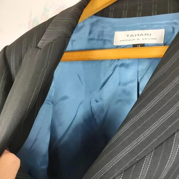 TAHARI Arthur S. Levine Black Pinstriped Blazer, Sz 12 - Picture 4 of 9